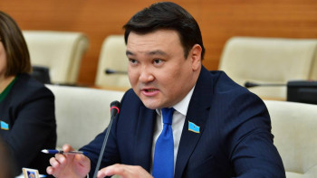 Фотография к новости: Депутат Ажар Ғиниятқа: Не деген әулие екендеріңізді білмеймін