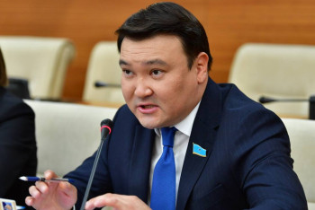 Фотография к новости: Депутат Ажар Ғиниятқа: Не деген әулие екендеріңізді білмеймін