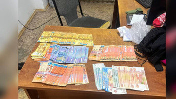 Фотография к новости: БҚО полицейлері зейнеткердің алаяққа бермек болған ақшасын қайтарып берді