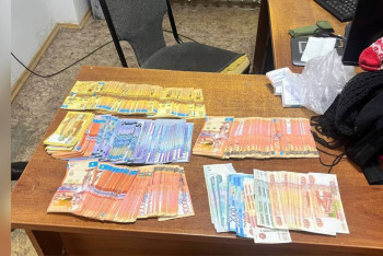 Фотография к новости: БҚО полицейлері зейнеткердің алаяққа бермек болған ақшасын қайтарып берді