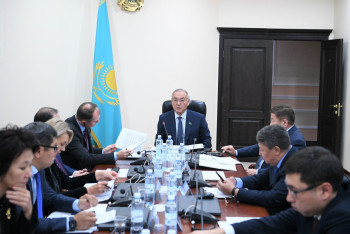 Фотография к новости: Балаларға Ұлттық қордан қаражат есептеу мәселелері туралы заң қаралды