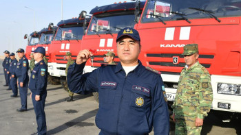 Фотография к новости: Түркістандық құтқарушыларға өрт сөндіру автокөлікттері табысталды