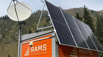 Фотография к новости: Алматыда туристік үйшіктердің терезелері сынып, қабырғалары майысқан