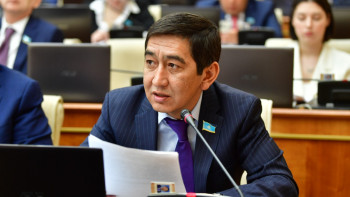 Фотография к новости: Ринат Заитов Дүйсеноваға: Өтірік айтасыздар