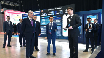 Фотография к новости: Мемлекет басшысы роботты техника көрмесіне барды