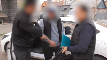 Фотография к новости: Көкшетауда ХҚКО қызметкерлері жүргізуші куәлігін заңсыз бермек болған жерінен ұсталды