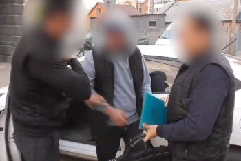 Фотография к новости: Көкшетауда ХҚКО қызметкерлері жүргізуші куәлігін заңсыз бермек болған жерінен ұсталды