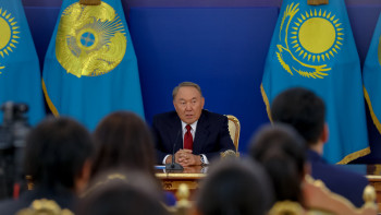 Фотография к новости: Депутаттар Назарбаевты тағы бір мәртебесінен айырды