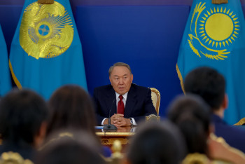 Фотография к новости: Депутаттар Назарбаевты тағы бір мәртебесінен айырды