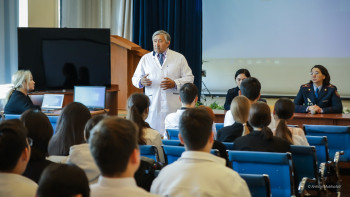 Фотография к новости: Ең кішкентай пациентім 6 жаста болды. Нарколог пен полицей оқушыларға есірткінің зиянын түсіндірді