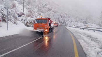 Фотография к новости: Алматыда коммуналдық қызметтер Шымбұлақтағы қарды тазалап жатыр