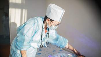 Фотография к новости: Жамбылдық дәрігерлер емізігін жұтып қойған сәбиді аман алып қалды