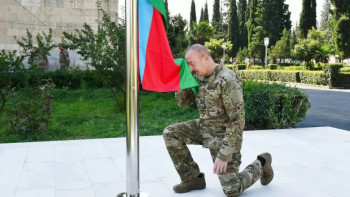 Фотография к новости: Ильхам Алиев Қарабақ жерінде Әзірбайжан туын көтерді