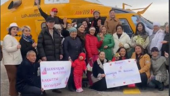 Фотография к новости: Құдалар ауылға тікұшақпен келіп, доллар шашты