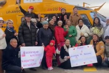 Құдалар ауылға тікұшақпен келіп, доллар шашты