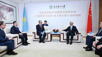 Фотография к новости: Тоқаев өзіне дәріс берген профессор Лю Шициньмен әңгімелесті