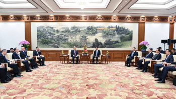 Фотография к новости: Ван Хунин қазақ-қытай қатынастарына жоғары баға берді