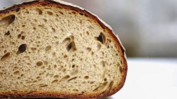 Фотография к новости: Дүкеннен нан ала алмай отырған отбасылар бар - партия хатшысы