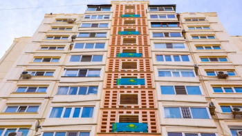 Фотография к новости: Елордада Республика күніне орай мыңнан астам ту желбіреді