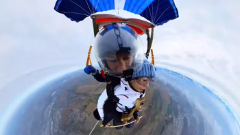 Фотография к новости: Республика күні құрметіне қобызшы қыз көкте қалықтап күй тартты