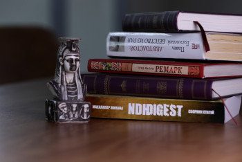 Адам терісімен қапталған кітап, су бетіндегі кітапхана туралы білесіз бе?