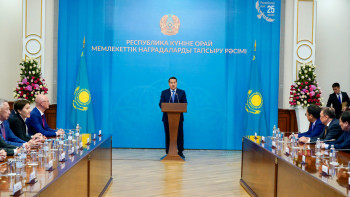 Фотография к новости: Смайылов Республика күніне орай мемлекеттік наградалар табыс етті