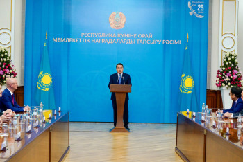 Фотография к новости: Смайылов Республика күніне орай мемлекеттік наградалар табыс етті