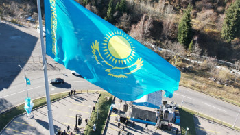 Фотография к новости: Республика күні. Алматыда мемлекеттік ту көтерілді