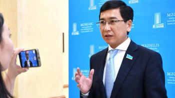 Фотография к новости: Аттестат пен біліктілік. Депутат оқушыларға арналған заң жобасы туралы айтты