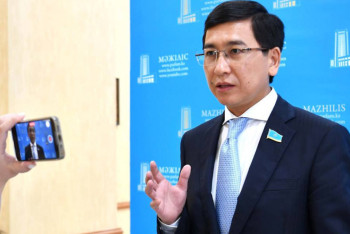 Фотография к новости: Аттестат пен біліктілік. Депутат оқушыларға арналған заң жобасы туралы айтты