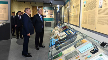 Фотография к новости: Президент Қаратал тарихи-өлкетану музейін аралап көрді