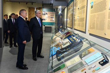Фотография к новости: Президент Қаратал тарихи-өлкетану музейін аралап көрді