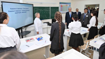 Фотография к новости: Тоқаев Гуманитарлық колледжге барды