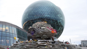 Фотография к новости: Астанада қоқыстан жасалған Жұмбақтас пайда болды