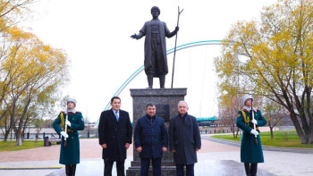 Фотография к новости: Астанада Юнус Эмренің ескерткіші ашылды
