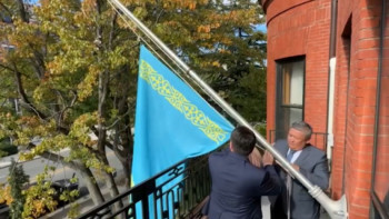 Фотография к новости: АҚШ пен Түркияда Қазақстан елшілігі туды төмен түсірді