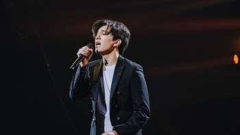 Фотография к новости: Димаш Құдайберген шахтада қаза тапқан батырлардың жақындарына көңіл айтты