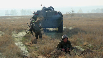 Фотография к новости: Десанттық-шабуылдау әскерлеріне шақырылған жас жауынгерлер беренді техниканы тізгіндеді