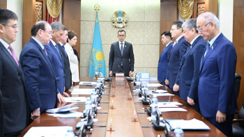 Фотография к новости: Cенаторлар қаза тапқан кеншілерді бір минут үнсіздікпен еске алды