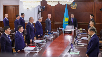 Фотография к новости: Үкімет қаза болған кеншілерді  1 минут үнсіздікпен еске алды