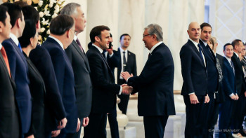 Фотография к новости: Макрон қазақ мектептерінде француз тілін қайта оқыту туралы бастама көтерді