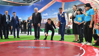 Фотография к новости: Макрон мен Тоқаев қазақтың ұлттық ойынын бірге ойнады