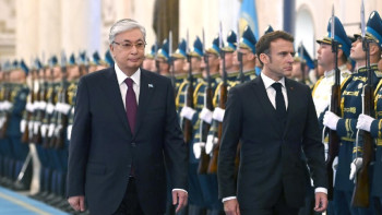 Фотография к новости: Франция басшысы шахтада қаза тапқан кеншілердің отбасы көңіл айтты