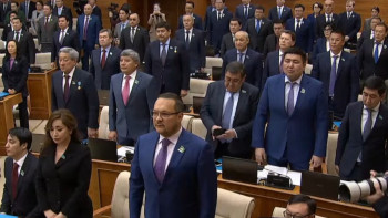 Фотография к новости: Депутаттар кеншілерді бір минут үнсіздікпен еске алды