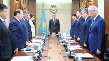 Фотография к новости: Сенат отырысы Қарағанды шахтасындағы кеншілерді еске алудан басталды