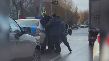 Фотография к новости: Қостанайда ұсталған тиран полиция көлігінен қашып кеткен