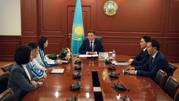 Фотография к новости: Маржықпаев каратэден тұңғыш әлем чемпионы Мөлдір Жаңбырбайды қабылдады