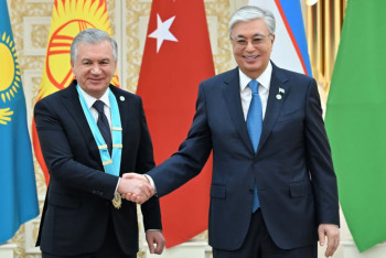 Фотография к новости: Өзбекстан президенті «Түркі әлемінің ең жоғарғы орденімен» марапатталды