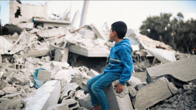 Газада жүкті әйелдер қираған үйінділер арасында босануға мәжбүр