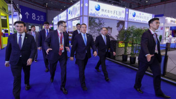 Фотография к новости: Әлихан Смайылов Шанхайдағы 6-шы халықаралық импорт көрмесін аралады